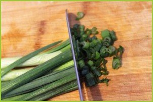 Простой салат из крабовых палочек - фото шаг 2
