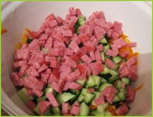 Салат с колбасой полукопченой - фото шаг 6