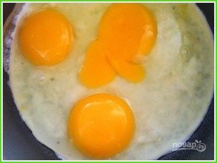 Яйцо с сыром и ветчиной - фото шаг 2