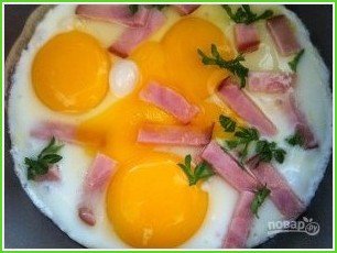 Яйцо с сыром и ветчиной - фото шаг 3