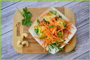 Пикантный салат из огурцов и моркови - фото шаг 3