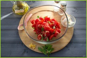 Простой салат с пастой Фарфалле - фото шаг 3