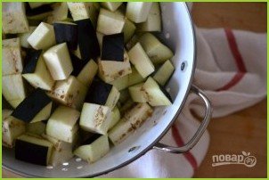 Салат из запеченных баклажанов с грецкими орехами - фото шаг 1