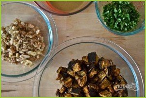 Салат из запеченных баклажанов с грецкими орехами - фото шаг 5