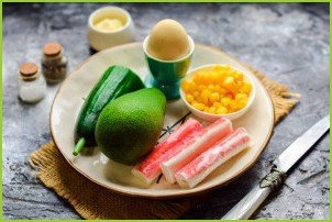 Салат с кукурузой, авокадо и крабовыми палочками - фото шаг 1