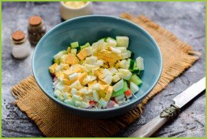 Салат с кукурузой, авокадо и крабовыми палочками - фото шаг 4