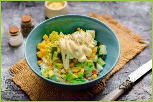 Салат с кукурузой, авокадо и крабовыми палочками - фото шаг 6