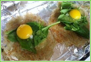Запечённое яйцо с картофелем и шпинатом - фото шаг 4