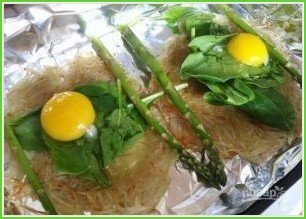 Запечённое яйцо с картофелем и шпинатом - фото шаг 5