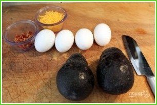 Яйцо, запеченное в авокадо - фото шаг 1