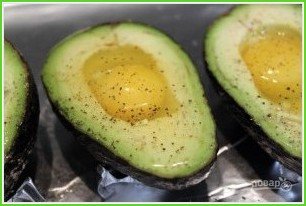 Яйцо, запеченное в авокадо - фото шаг 6