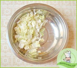 Салат из капусты с курицей и редисом - фото шаг 4