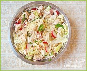 Салат из капусты с курицей и редисом - фото шаг 6