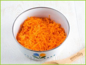 Салат с крабовыми палочками и морковью - фото шаг 2