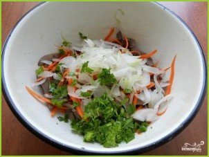 Салат с маринованным луком - фото шаг 2