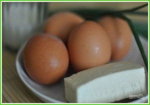 Болгарский завтрак: брынза с яйцом - фото шаг 1