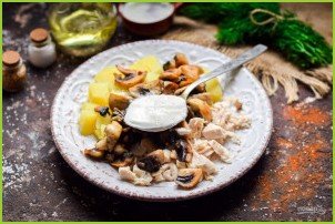 Салат с картошкой, грибами и курицей - фото шаг 5