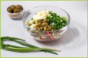 Салат с крабовыми палочками и оливками - фото шаг 4