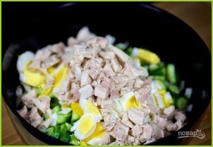 Салат с курицей, пекинской капустой и огурцом - фото шаг 5
