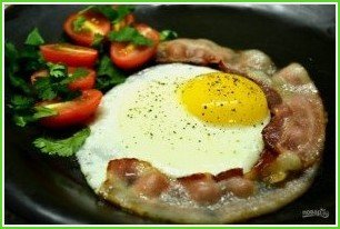Яйца с беконом на завтрак - фото шаг 3