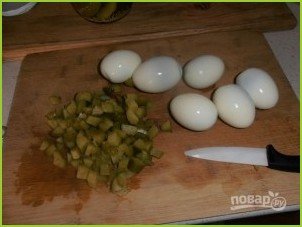 Салат из крабовых палочек и яиц - фото шаг 2