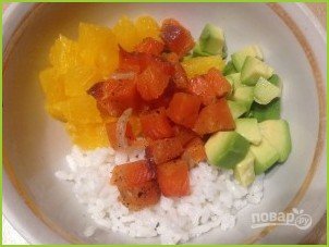 Салат из риса с лососем, авокадо и апельсином - фото шаг 3