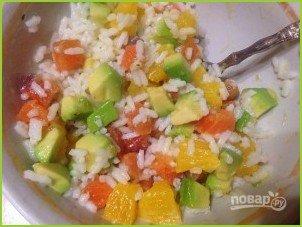 Салат из риса с лососем, авокадо и апельсином - фото шаг 4