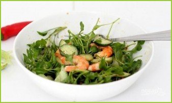 Салат с креветками и огурцом - фото шаг 5