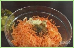 Голубцы с морковкой по-корейски в квашеной капусте - фото шаг 3