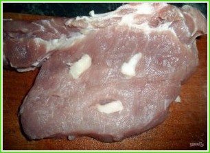 Нежные стейки из свинины с чесноком в духовке - фото шаг 1