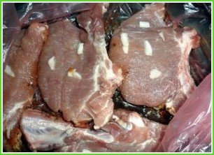 Нежные стейки из свинины с чесноком в духовке - фото шаг 2