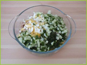 Простой салат из консервированных кальмаров - фото шаг 3