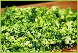 Салат из брокколи с изюмом и семечками - фото шаг 3