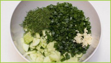 Салат из огурцов и зелени - фото шаг 4