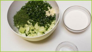 Салат из огурцов и зелени - фото шаг 5