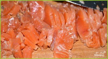 Салат с креветками и красной рыбой - фото шаг 3