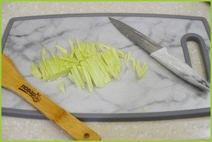 Крабовый салат с яичными блинчиками - фото шаг 5