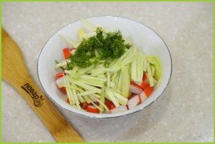 Крабовый салат с яичными блинчиками - фото шаг 6