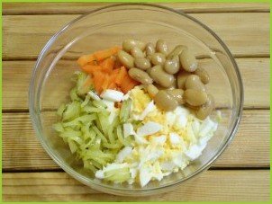 Салат с фасолью и солеными огурцами - фото шаг 5