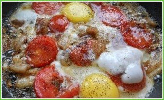Яичница с салом и помидорами - фото шаг 3