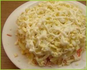 Крабовый салат с плавленым сыром - фото шаг 9