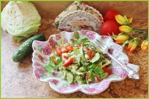 Овощной салат с капустой, помидорами, огурцами и зеленью - фото шаг 10