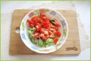 Овощной салат с капустой, помидорами, огурцами и зеленью - фото шаг 4