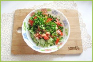 Овощной салат с капустой, помидорами, огурцами и зеленью - фото шаг 5