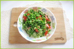 Овощной салат с капустой, помидорами, огурцами и зеленью - фото шаг 6