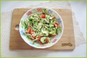Овощной салат с капустой, помидорами, огурцами и зеленью - фото шаг 9