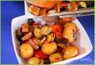 Салат из запеченных овощей с молодым картофелем - фото шаг 5