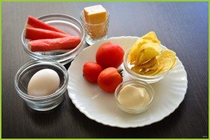 Салат с чипсами, крабовыми палочками и помидорами - фото шаг 1