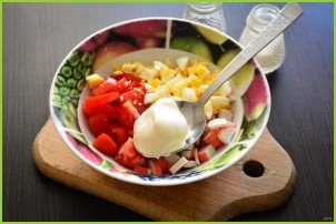 Салат с чипсами, крабовыми палочками и помидорами - фото шаг 5