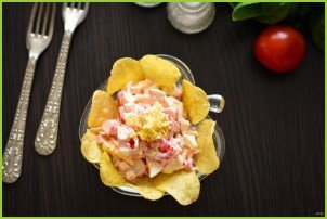 Салат с чипсами, крабовыми палочками и помидорами - фото шаг 7